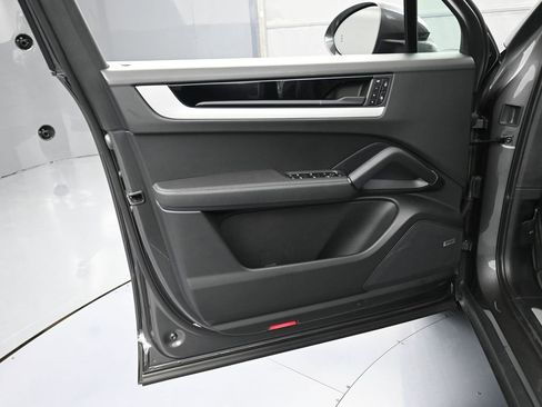 Certified 2025 Porsche Cayenne image 15