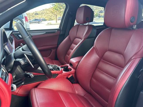 Certified 2022 Porsche Macan S image 5