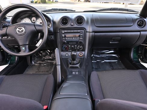 Used 2002 MAZDA MX-5 Miata RWD image 18
