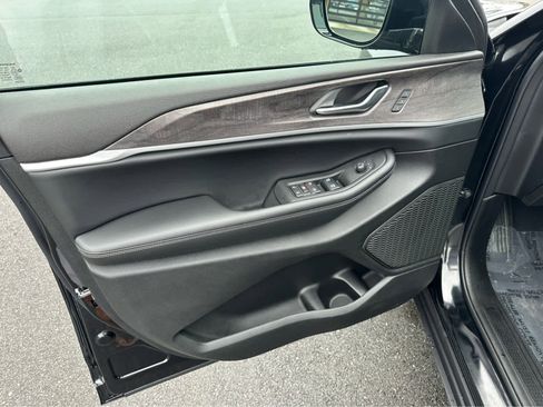 Used 2025 Jeep Grand Cherokee Limited image 10