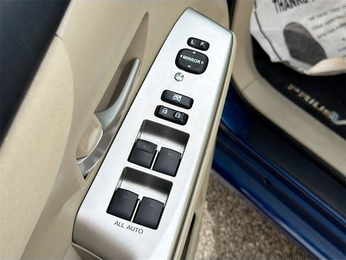 Used 2012 Toyota Prius V Two image 17