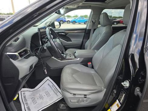 Used 2023 Toyota Highlander Limited FWD image 5