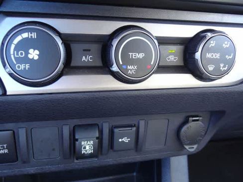 Used 2020 Toyota Tacoma SR5 AWD/4WD image 10