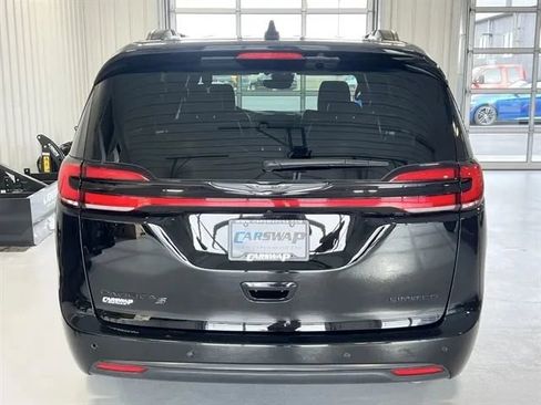 Used 2025 Chrysler Pacifica Limited image 4