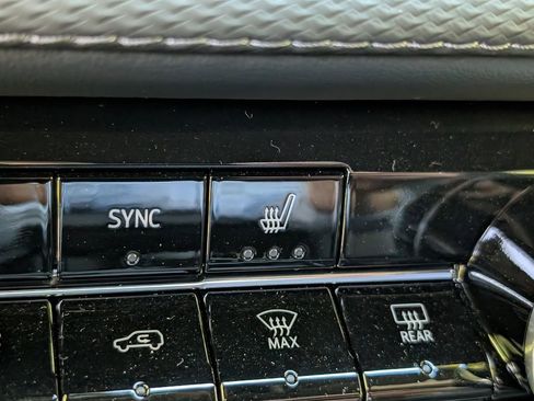 Used 2025 Chevrolet Equinox LT w/ Convenience Package II image 35