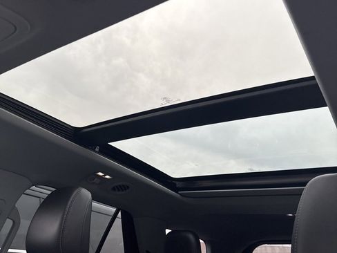 Used 2022 Ford Explorer XLT w/ Equipment Group 202A image 9