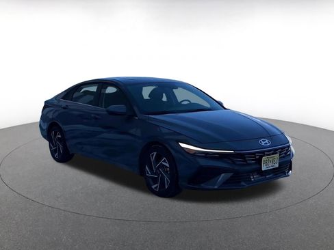 Used 2025 Hyundai Elantra SEL image 2