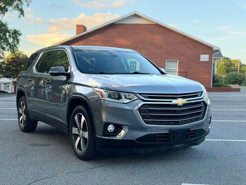 Used 2020 Chevrolet Traverse LT w/ LT Premium Package AWD/4WD image 9