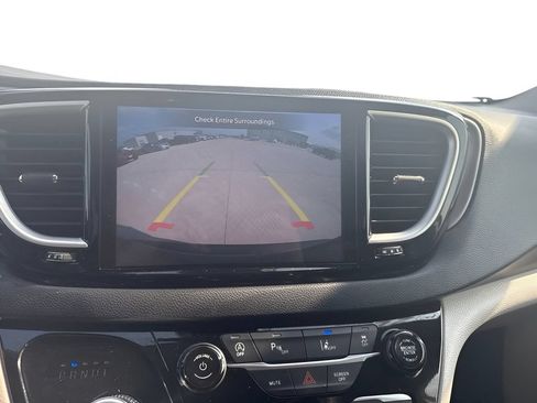 Used 2023 Chrysler Pacifica Touring-L FWD image 16