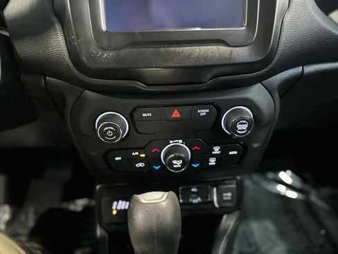 Used 2019 Jeep Renegade Latitude w/ Cold Weather Group AWD/4WD image 20