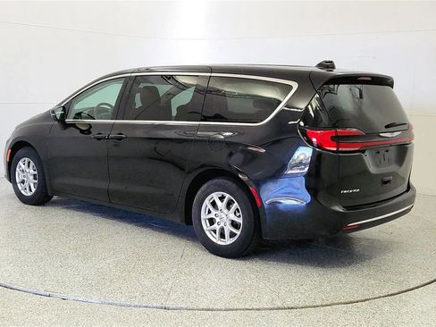 Used 2023 Chrysler Pacifica Touring-L FWD image 5