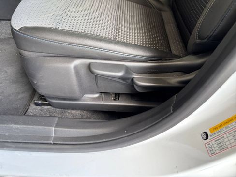 Used 2025 Chevrolet Trax LT FWD image 21