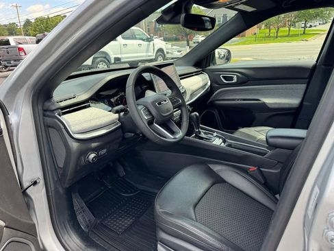 Used 2024 Jeep Compass Latitude AWD/4WD image 17