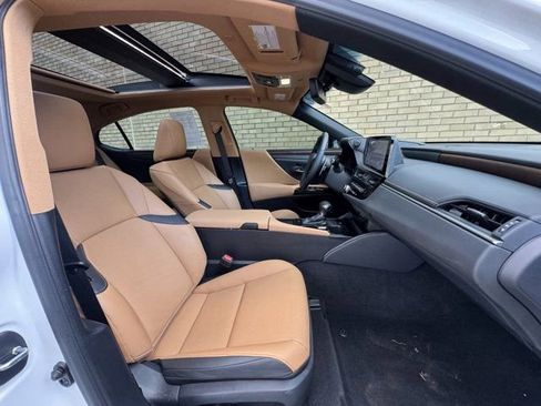 Used 2025 Lexus ES 350 w/ Accessory Package (Z2) image 13