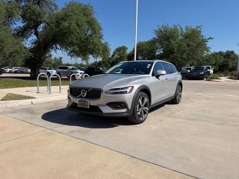 Certified 2025 Volvo V60 B5 Cross Country Plus AWD/4WD image 2