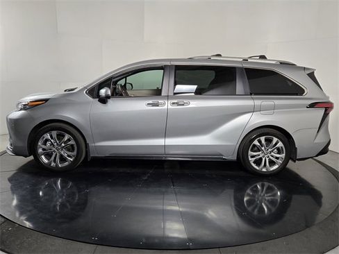 Used 2024 Toyota Sienna Platinum image 3