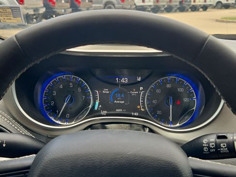 Used 2024 Chrysler Pacifica Limited w/ Uconnect Theater Family Group FWD image 22