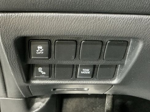 Used 2020 Nissan Pathfinder SV image 16