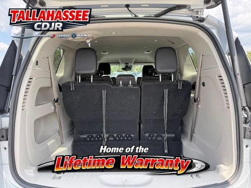 Used 2023 Chrysler Pacifica Touring-L FWD image 13