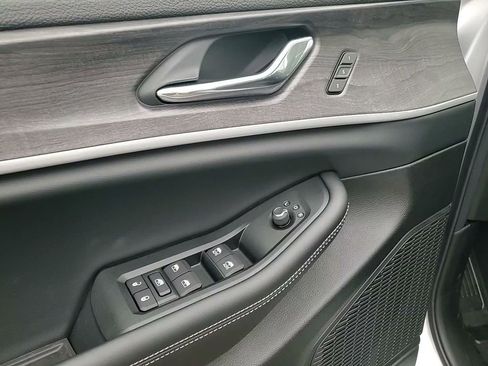 New 2025 Jeep Grand Cherokee Limited w/ Black Appearance Package image 25