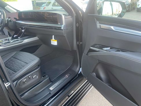 Used 2025 Cadillac Escalade ESV V AWD/4WD image 24