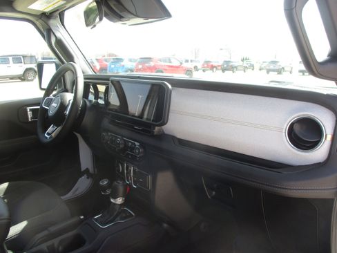 Used 2025 Jeep Wrangler Unlimited Sahara AWD/4WD image 36