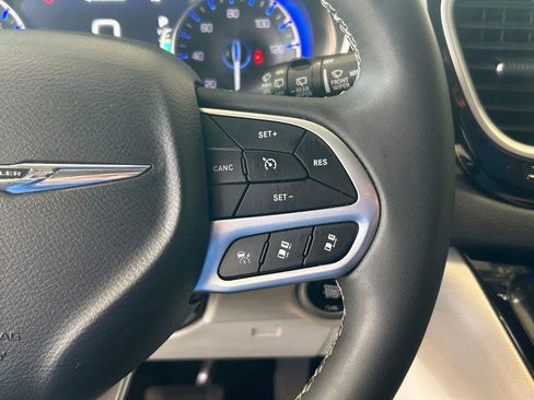 Used 2024 Chrysler Pacifica Touring-L image 39