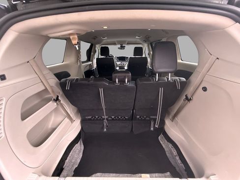 Used 2023 Chrysler Pacifica Touring-L FWD image 10