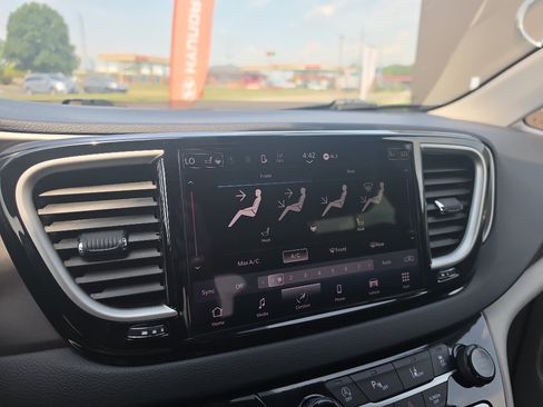 Used 2024 Chrysler Pacifica Touring-L FWD image 24