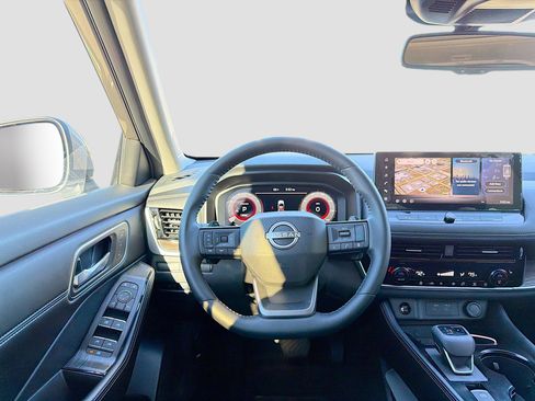 Used 2025 Nissan Rogue Platinum image 17