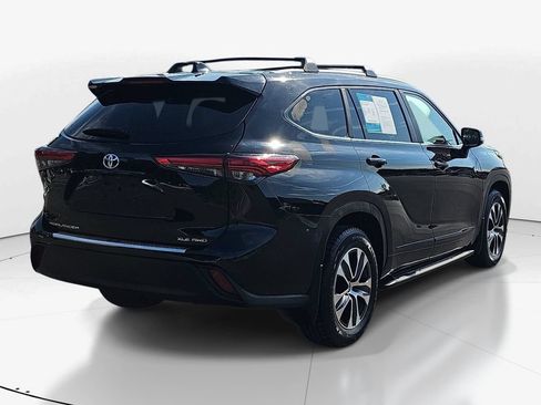 Used 2023 Toyota Highlander XLE AWD/4WD image 6