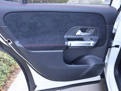 Used 2023 Mercedes-Benz GLB 250 4MATIC image 13