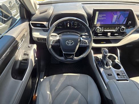 Used 2023 Toyota Highlander Limited image 14