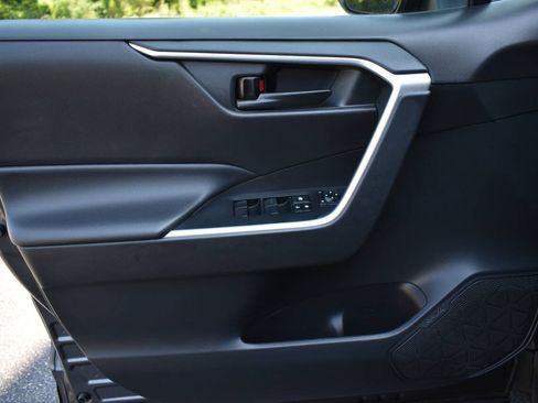 Used 2021 Toyota RAV4 LE FWD image 16