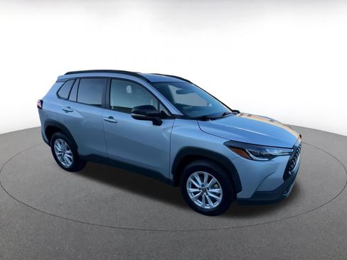 Used 2025 Toyota Corolla Cross LE image 2