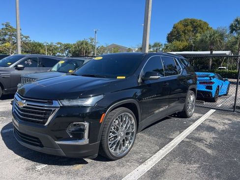 Used 2022 Chevrolet Traverse LT image 2
