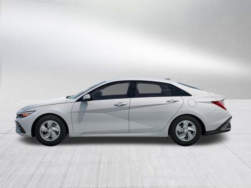 New 2026 Hyundai Elantra SE FWD image 3
