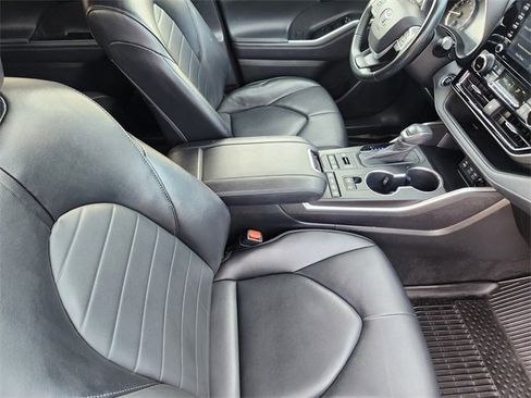 Used 2022 Toyota Highlander XLE image 15