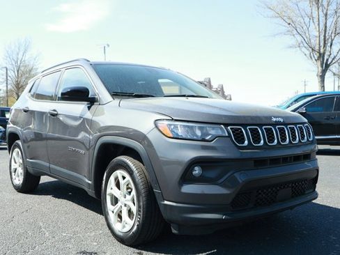 Used 2024 Jeep Compass Latitude image 3