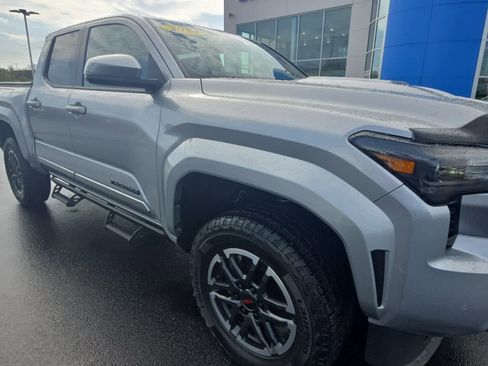Used 2024 Toyota Tacoma TRD Sport w/ TRD Sport Upgrade Package image 5