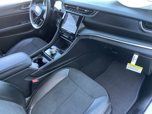 New 2025 Jeep Grand Cherokee L Laredo image 27