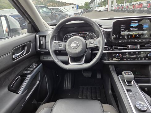 Used 2025 Nissan Pathfinder SL w/ SL Premium Package AWD/4WD image 16