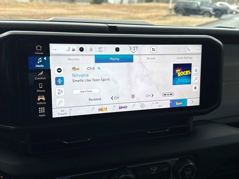 Used 2025 Jeep Gladiator Sport image 28