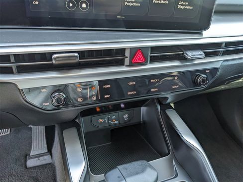 Certified 2025 Kia Sorento LX image 24