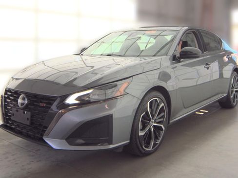 Used 2023 Nissan Altima 2.5 SR AWD/4WD image 2