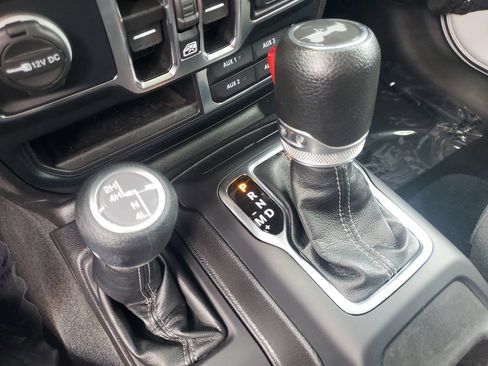 Used 2024 Jeep Wrangler Unlimited Sahara AWD/4WD image 28