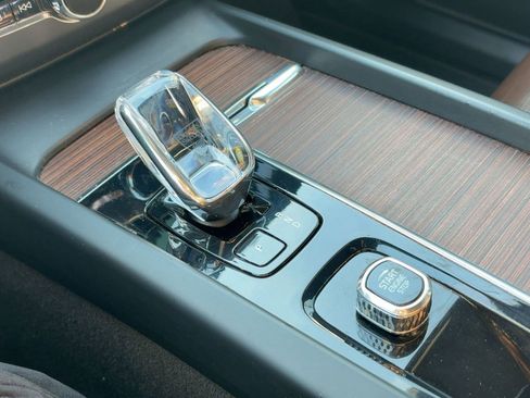 Certified 2023 Volvo XC60 B5 Ultimate w/ Protection Package Premier image 24