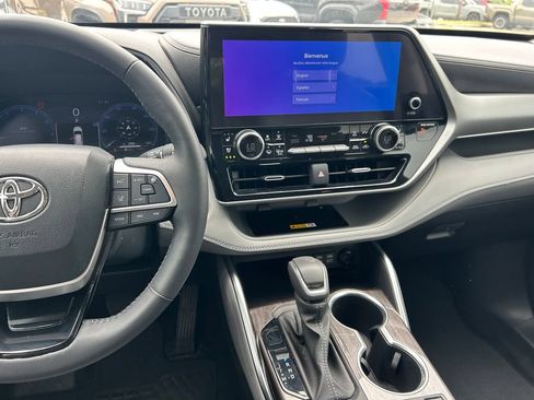 Used 2023 Toyota Highlander Platinum FWD image 20