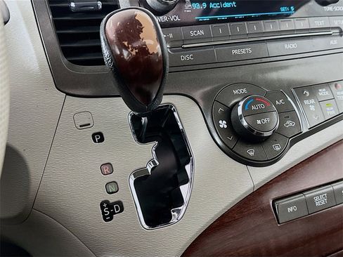 Used 2013 Toyota Sienna XLE image 26