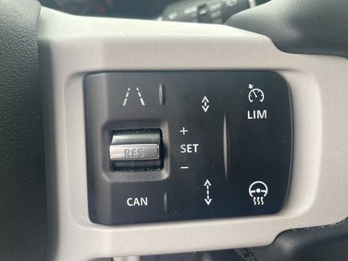 Used 2025 Land Rover Defender 110 X-Dynamic SE image 28